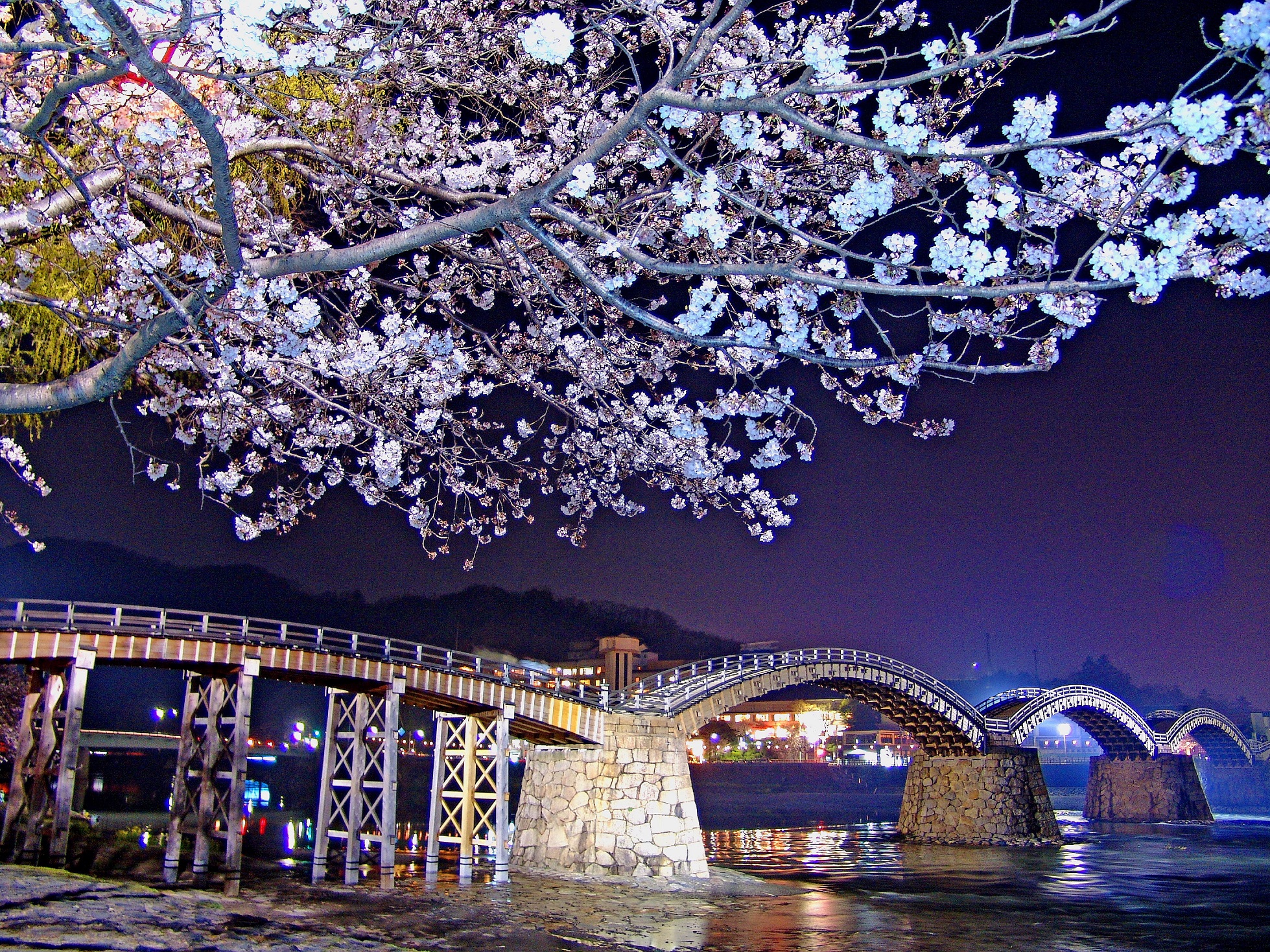 kyntaikyo Bridge night time