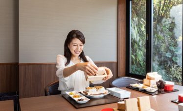 Participant eating the Sushi Making Experience in Iwakuni
