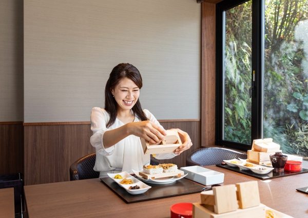 Participant eating the Sushi Making Experience in Iwakuni